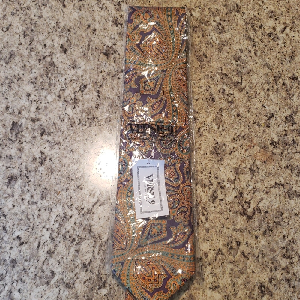 Verse 9 tie with matching pocket square